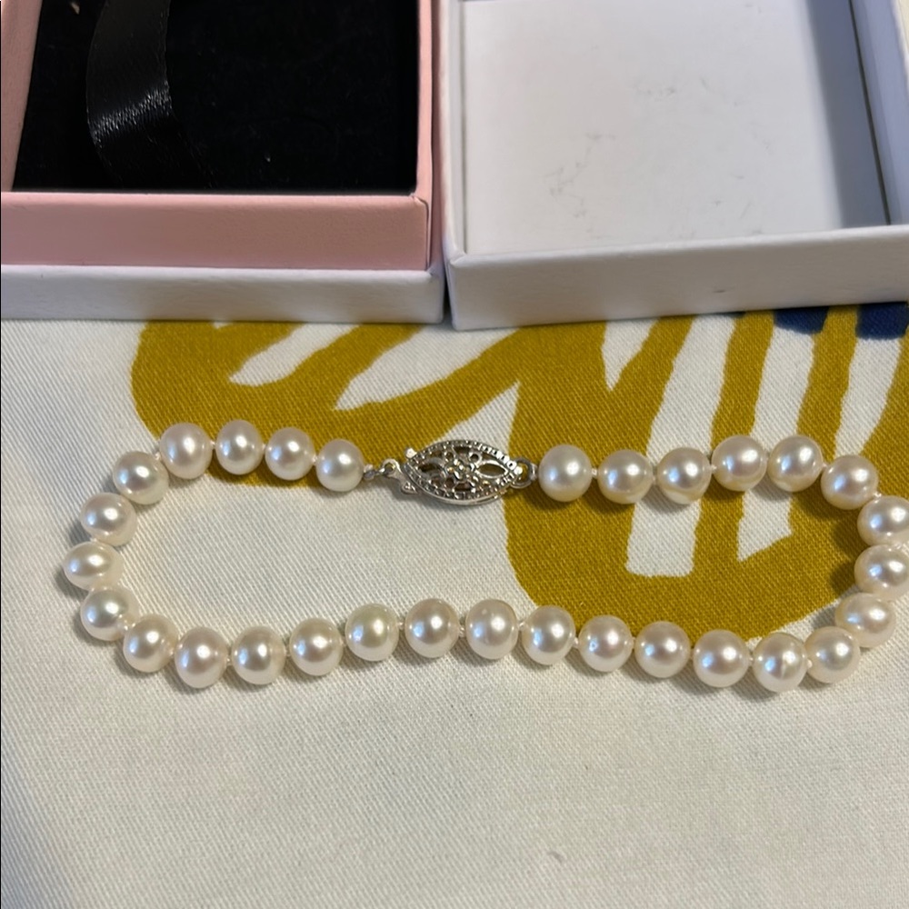 Elegant White Pearl Bracelet - Picture 3 of 3